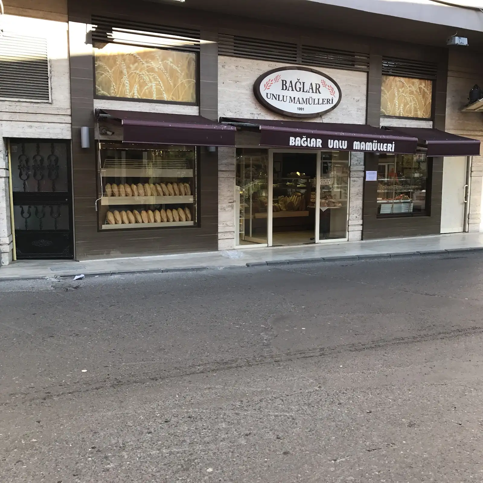Bağlar Unlu Mamülleri Yeniköy dış cephe tabelası ve vitrin